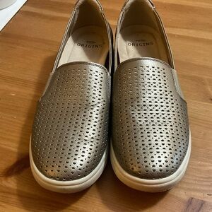 Earth Orgins:Women Elin leather casual platinum color slip on women’s shoes sz.8